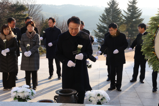 임태희 교육감이 2일 양주시 현충탑 참배로 올해 첫 공식일정을 시작했다./사진제공=경기도교육청